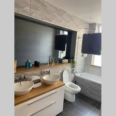 Central, Stylish 3 Bed With Sea Views Apartment