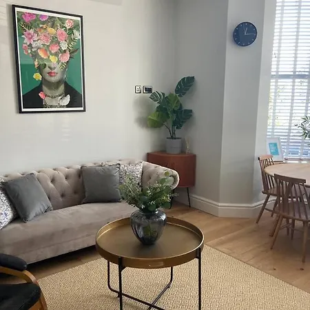 Central, Stylish 3 Bed With Sea Views Newquay (Cornwall)