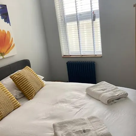 Apartment Central, Stylish 3 Bed With Sea Views *