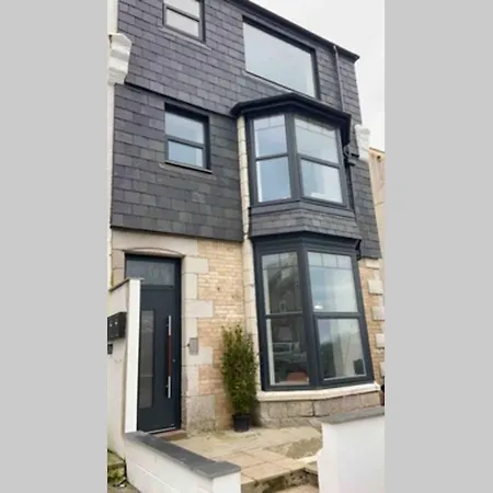 Central, Stylish 3 Bed With Sea Views Apartment *