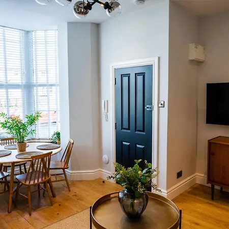Central, Stylish 3 Bed With Sea Views Apartment