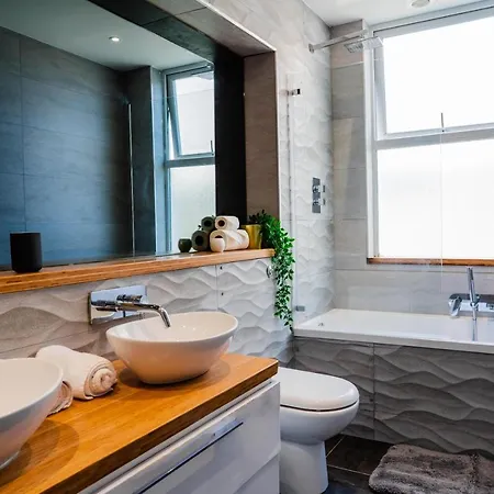 Central, Stylish 3 Bed With Sea Views Apartment