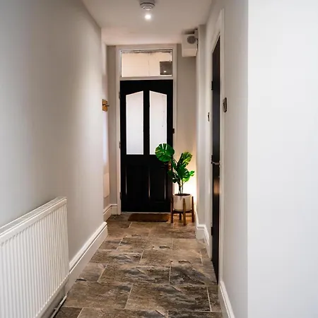 Central, Stylish 3 Bed With Sea Views Newquay (Cornwall)