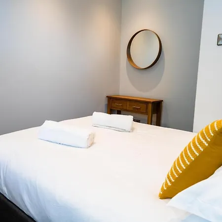 Central, Stylish 3 Bed With Sea Views