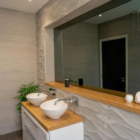 Central, Stylish 3 Bed With Sea Views Apartment *